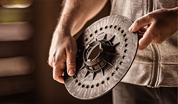 Close-up of someone holding a seed disc for Väderstad Tempo in their hands.