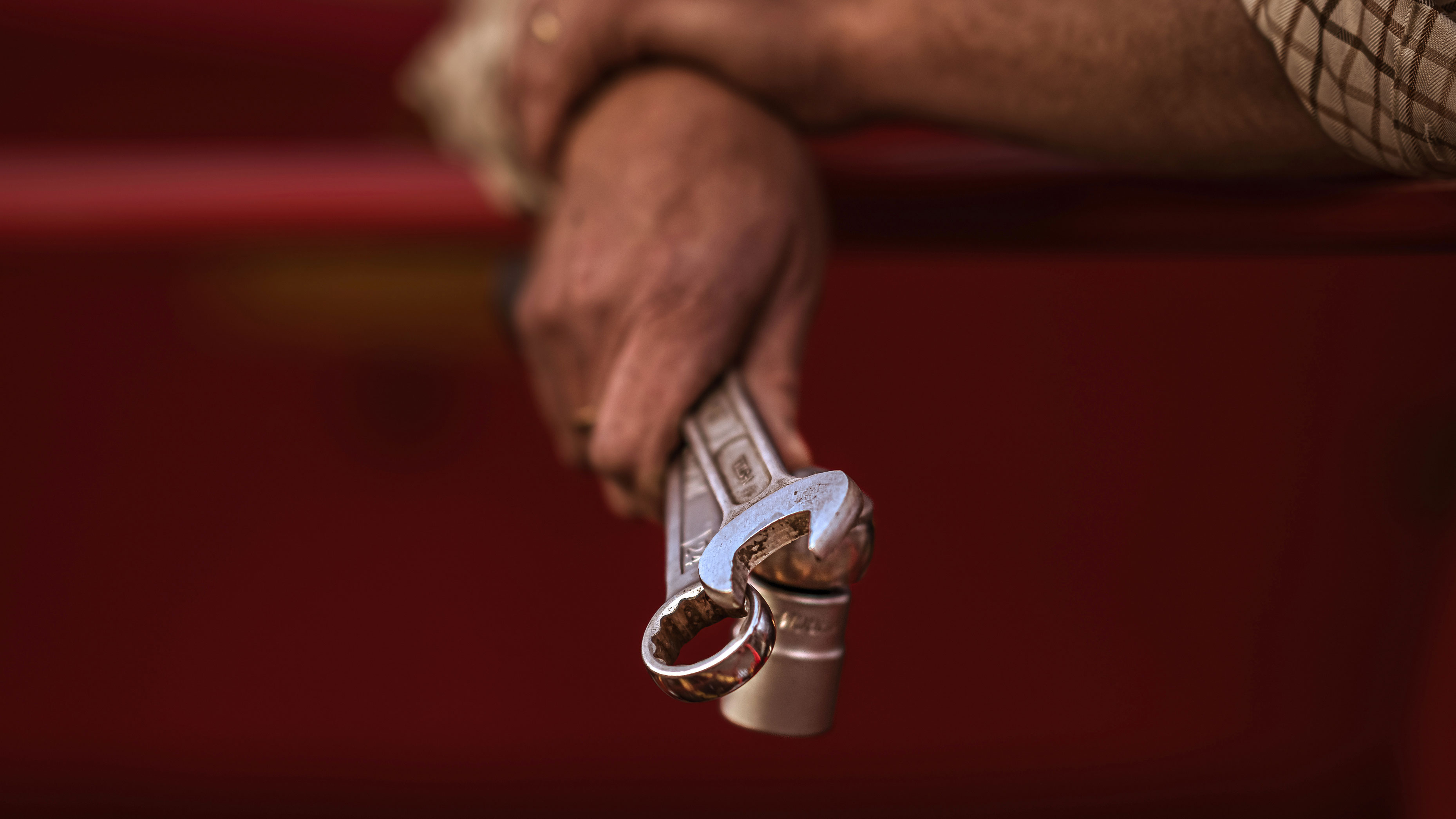 Hands holdning  tools.