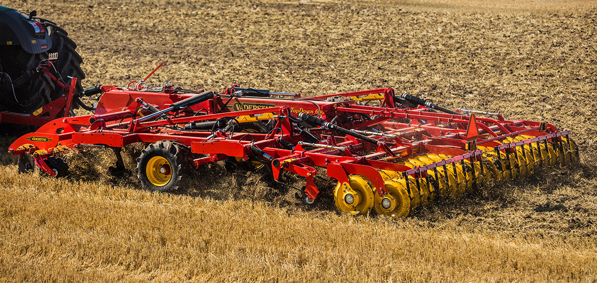 Väderstad cultivator TopDown in field