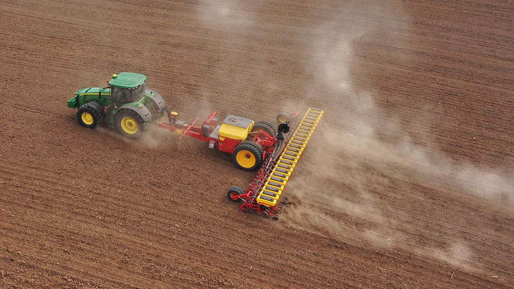 Liquid fertiliser with Tempo L on a big field