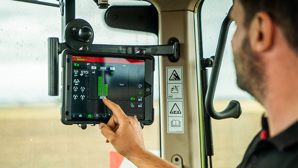 Lähikuva Väderstad E-Controlia iPadilla käyttävästä henkilöstä