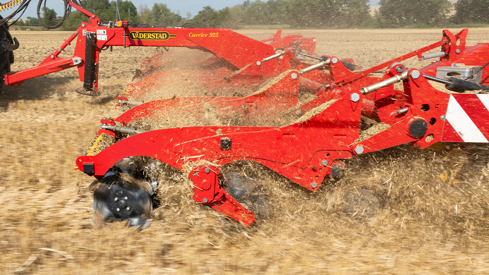 Väderstad Carrier 925 in a field, equipped with the 3-row CrossCutter Disc system.