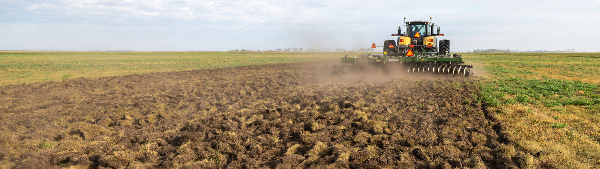 Väderstad tandem disc Wishek 842NT in the field, seen from the back